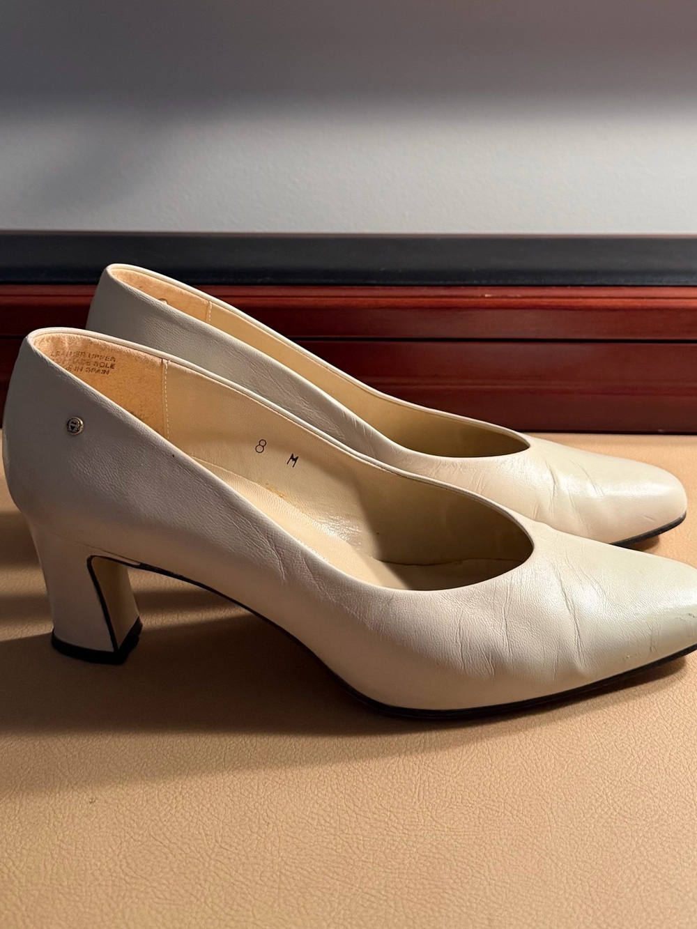 Etienne Aigner size 8M Women's Leather Pump in Cream